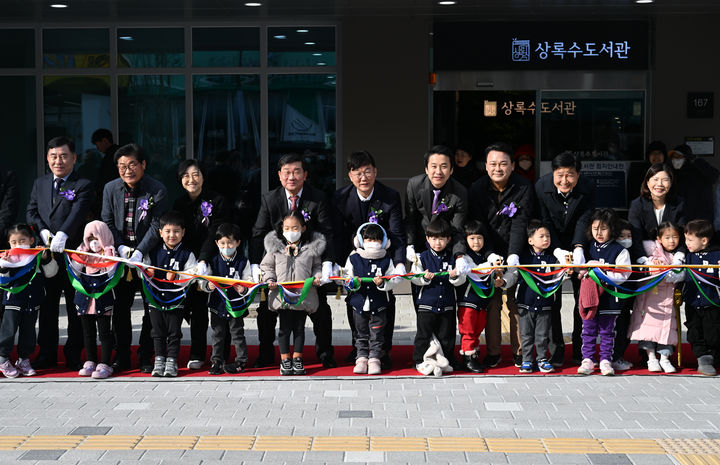 이민근 안산시장(사진 뒷줄 왼쪽 다섯번째)과 송바우나 시의회 의장(사진 뒷줄 왼쪽 여섯번째)이 안산 상록수도서관 개관식에 참석해 기념촬영을 하고 있다.(사진=안산시 제공) 2023.11.30.sonanom@newsis.com *재판매 및 DB 금지