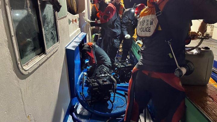 [통영=뉴시스] 신정철 기자= 30일 오전 5시 30분께 통영시 한산면 소지도 인근해상에서 선원 4명이 탄 9t급 연안복합어선 A호가 인근 암초에 좌초돼 침수됐다. 사진은 신고를 받고 출동한 통영해양경찰서(서장 주용현) 해경구조대원들이 배수·잠수펌프를 동원해 배수작업을 하고 있다.(사진=통영해경 제공).2023.11.30. photo@newsis.com *재판매 및 DB 금지
