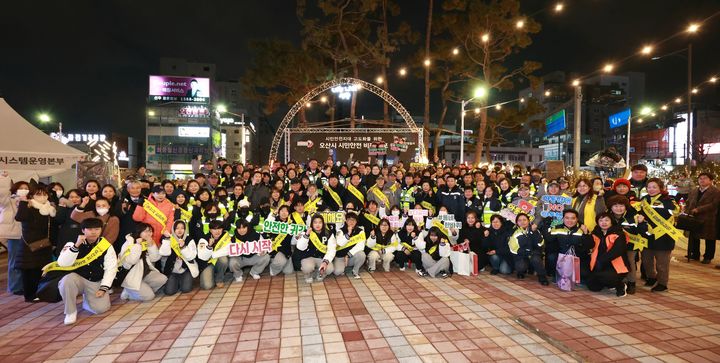 [오산=뉴시스] 양효원 기자 = 홍기현 경기남부경찰청장이 29일 오산시를 찾아 '오산 시민안전모델' 일환 합동 순찰을 진행하고 있다. '오산 시민안전모델'은 이상동기 범죄를 예방하고 피해자에 대해 지원하는 경기남부청의 민·관·경 협력 치안 대책이다. (사진=경기남부경찰청 제공) 2023.11.30. hyo@newsis.com *재판매 및 DB 금지