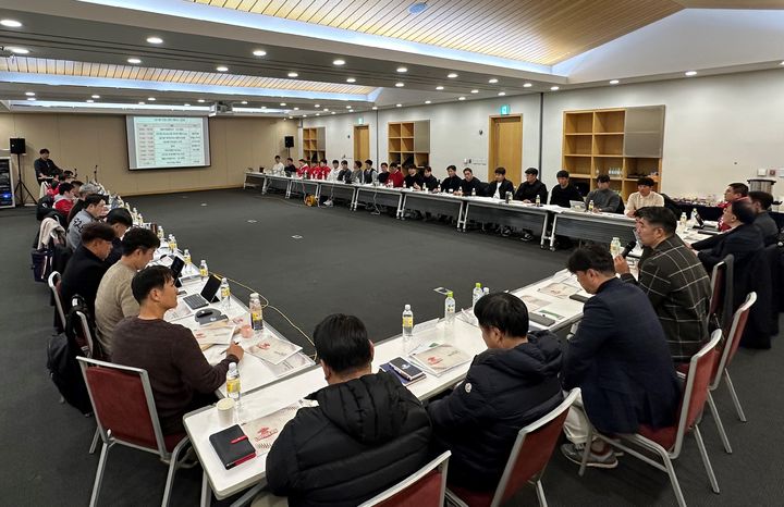[서울=뉴시스] SSG 랜더스는 29일 인천 연수구 송도컨벤시아에서 2024시즌 대비 전력강화 세미나를 실시했다고 30일 밝혔다. (사진 = SSG 랜더스 제공) *재판매 및 DB 금지