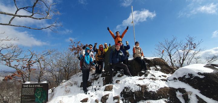 [진주=뉴시스] 경상국립대산악회는 지난 11월18일 경남 하동군 형제봉에서 세계 7대륙 최고봉 등정 마지막으로 남아 있는 남극 빈슨산 원정을 위한 훈련을 갖고 화이팅을 외치고 있다. *재판매 및 DB 금지