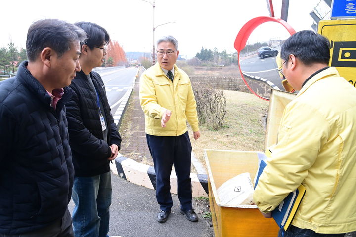 [진주=뉴시스] 신종우 진주부시장, 겨울철 도로제설대책 추진 현장 점검. *재판매 및 DB 금지