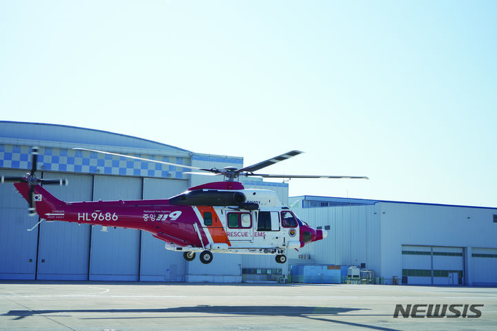 [서울=뉴시스]중앙119구조본부 수리온은 뛰어난 기동성을 기반으로 산악 구조와 구급 환자 이송 그리고 국가주요시설에 대한 대형화재 및 건물 진화 등 소방헬기로 다양한 임무에 투입된다.(사진=KAI 제공)