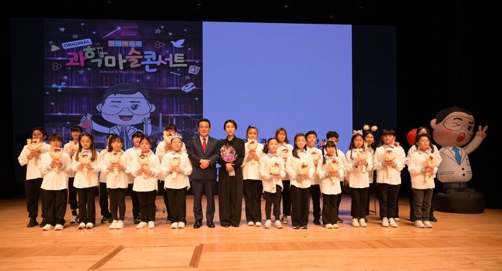 29일 논산아트센터 대공연장에서 ‘2023년 빛나는 드림(Dream) 콘서트’가 500여 시민의 뜨거운 환호 속에 마무리됐다. 2023. 11. 30  *재판매 및 DB 금지