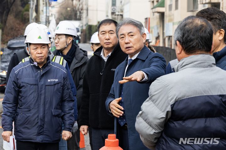 [인천=뉴시스] 윤환 인천 계양구청장이 하반기 동 방문에서 제안된 구민 건의사항 현장을 방문해 점검하고 있다. (사진=계양구 제공)
