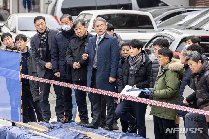 [인천=뉴시스] 윤환 인천 계양구청장이 하반기 동 방문에서 제안된 구민 건의사항 현장을 방문해 점검하고 있다. (사진=계양구 제공)