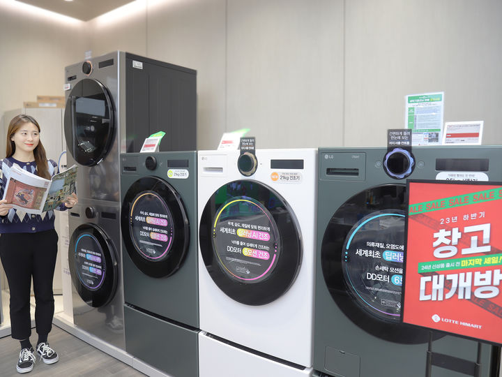 모델이 행사 상품들을 살펴보고 있는 모습(사진=롯데하이마트 제공) *재판매 및 DB 금지