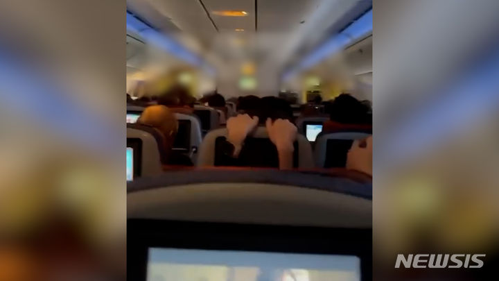 러시아 캄차카 반도에서 모스크바로 향하던 여객기가 강력한 난기류를 만나 흔들리는 영상이 소셜미디어(SNS)에 공유돼 주목을 끌었다. 부상자가 발생했지만, 다행히 큰 인명피해는 없는 것으로 알려졌다. 출처 : @BAZA
