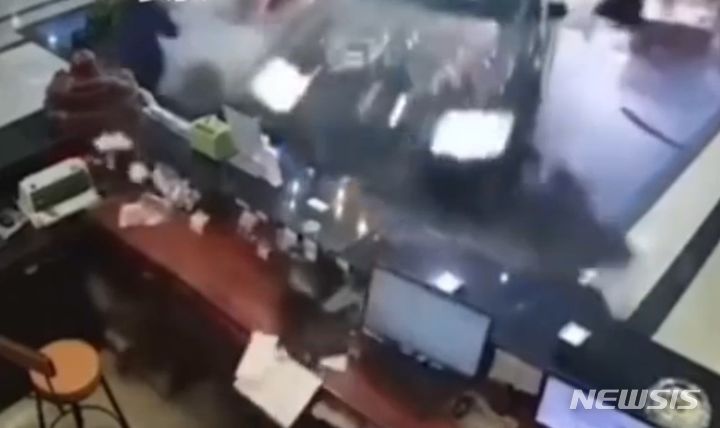 26일 오전 중국에서 차량이 식당 입구로 돌진하는 사고가 발생했다. 차가 계산대를 들이받아 박살이 났지만, 다행히 인명피해는 없었다. 사고가 난 식당은 신속하게 청소를 마치고 당일 오후 영업을 재개했다. 출처 : @囡囡爱吃大瓜