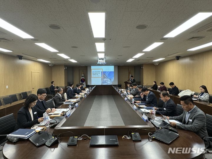 [사천=뉴시스] 차용현 기자 = 경남 사천시가 30일 시청 종합상황실에서 ‘사천시 지식산업센터 건립 타당성 조사 및 기본계획 수립’ 착수보고회를 개최했다. 2023.11.30.(사진=사천시 제공)photo@newsis.com
