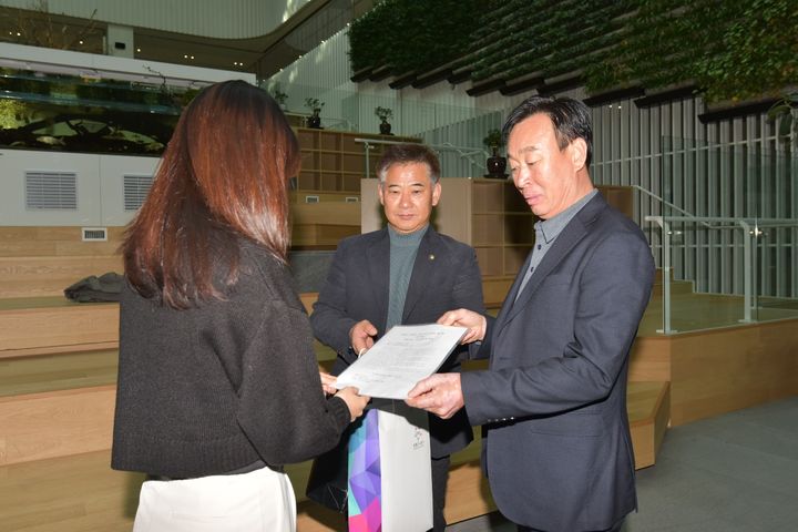 안전한 광명을 위한 시민모임 김성동 대표(사진 오른쪽)가 30일 기획재정부 관계자(사진 왼쪽)에게 청원서와 시민서명부를 제출했다.(사진=시민모임 제공)2023.11.30. sonanom@newsis.com *재판매 및 DB 금지