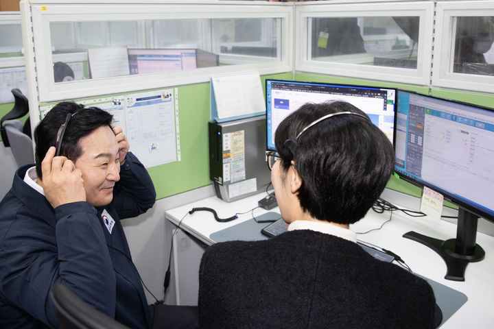 원희룡 국토교통부 장관이 30일 오후 경기도 성남시에 위치한 LH 주거복지정보 사무실 상담 현장을 방문해 국민들의 주거 불편사항을 실시간으로 청취하고 있다.(사진 제공=국토부) *재판매 및 DB 금지