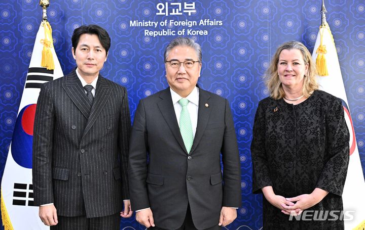 [서울=뉴시스] 박진 외교부 장관은 30 오전 유엔난민기구(UNHCR) 켈리 클레멘츠 부최고대표와 친선대사인 배우 정우성씨를 접견해 세계 난민 동향과 양 측의 협력 증진 방안에 대한 의견을 교환했다. (사진= 외교부 제공)