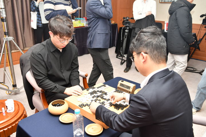 [서울=뉴시스]  국후 복기를 마친 원성진(왼쪽) 9단과 셰얼하오 9단. (사진=한국기원 제공) 2023.11.30. photo@newsis.com *재판매 및 DB 금지