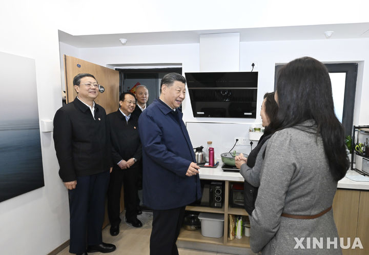 [상하이=신화/뉴시스] 시진핑 중국 국가주석이 29일(현지시각) 상하이의 정부 보조 임대주택 공동체를 방문해 환영나온 주민들과 인사하고 있다. 코로나19 이후 3년 만에 상하이를 방문한 시 주석은 과학기술 혁신 전시회장, 상하이 선물 거래소 등을 시찰했다. 2023.11.30.