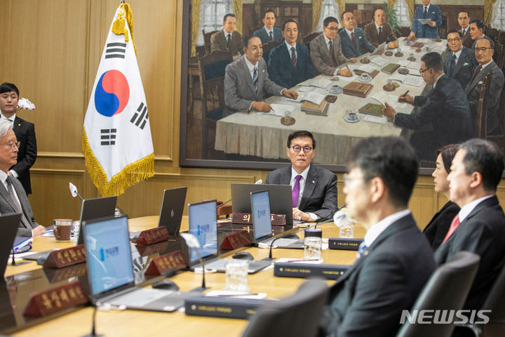 [서울=뉴시스] 사진공동취재단 = 이창용 한국은행 총재가 30일 서울 중구 한국은행에서 금융통화위원회를 주재하고 있다. 2023.11.30. photo@newsis.com