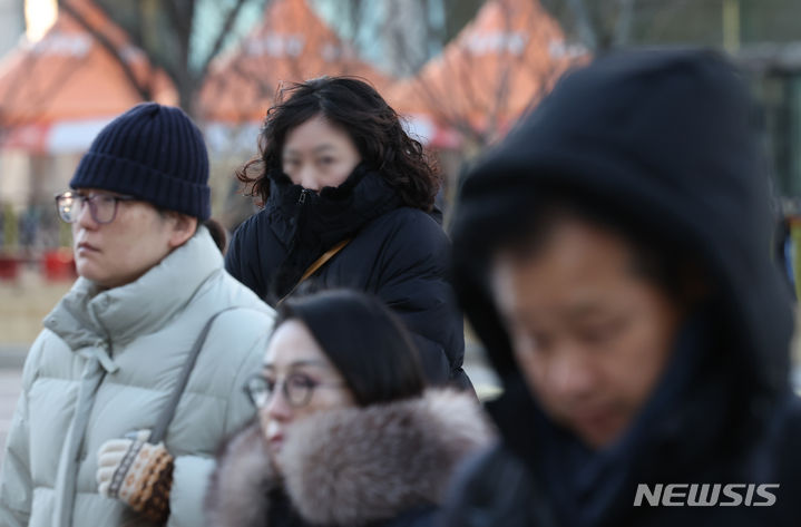 [서울=뉴시스] 황준선 기자 = 금요일인 1일은 충남서해안, 전라권서부, 제주도산지를 중심으로 눈이 오겠고, 내린 눈·비가 얼어 빙판길이 되는 곳이 많겠으니 출근길 교통안전에 주의해야겠다. 아침 기온도 영하권에 머물면서 춥겠다. 사진은 지난달 30일 오전 서울 종로구 광화문 사거리에서 두꺼운 외투 등 방한용품을 착용한 시민들이 발걸음을 재촉하고 있는 모습. 2023.11.30. hwang@newsis.com