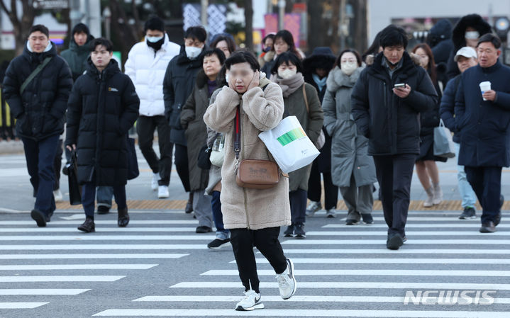 [서울=뉴시스] 여동준 기자 = 수요일인 13일은 아침 기온이 전날(12일)보다 큰 폭으로 떨어져 내륙을 중심으로 영하권으로 춥겠다. 2023.12.13. yeodj@newsis.com