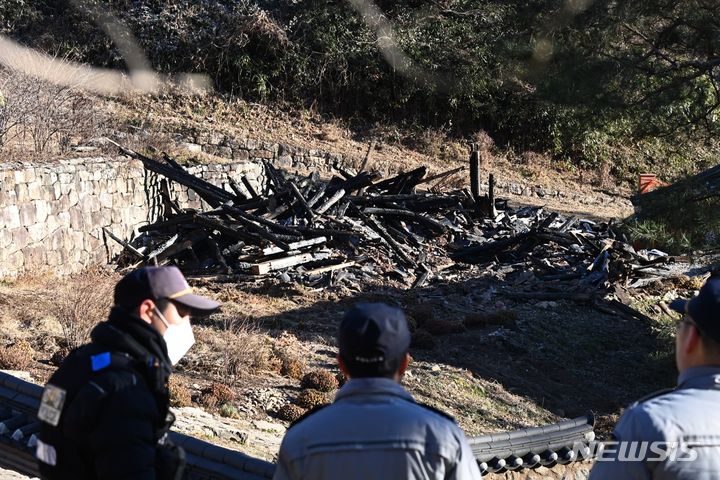 [안성=뉴시스] 김종택 기자 = 30일 오전 경기도 안성시 죽산면 칠장리 칠장사 요사채. 전날 화재로 잿더미로 변해 있다. 2023.11.30. jtk@newsis.com