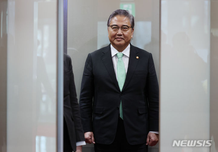 [서울=뉴시스] 김명원 기자 = 박진 외교부 장관이 30일 오전 서울 종로구 외교부에 들어서며 기자의 질문에 답하고 있다. 2023.11.30. kmx1105@newsis.com