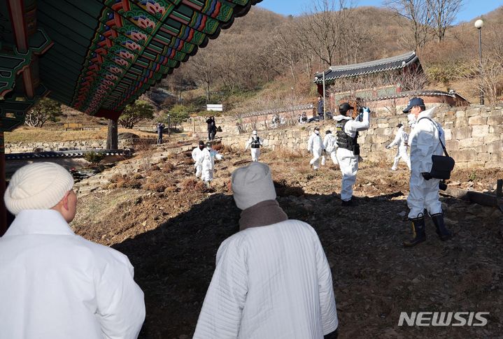 [안성=뉴시스] 김종택 기자 = 국립과학수사연구원 등이 30일 경기 안성시 칠장사 내 스님이 머무는 숙소인 요사채 화재 사고 현장 감식을 하고 있다. 전날 이곳에서 발생한 화재로 대한불교조계종 전 총무원장 자승스님이 입적했다. (공동취재) 2023.11.30. photo@newsis.com