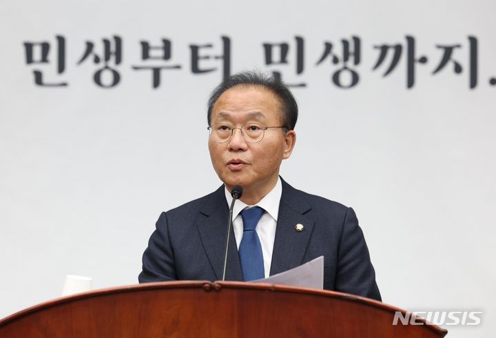 [서울=뉴시스] 조성봉 기자 = 윤재옥 국민의힘 원내대표가 30일 오전 서울 여의도 국회에서 열린 의회폭거 대응 비상의원총회에서 발언을 하고 있다. 2023.11.30. suncho21@newsis.com