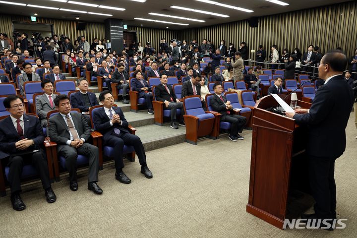 [서울=뉴시스] 조성봉 기자 = 윤재옥 국민의힘 원내대표가 30일 오전 서울 여의도 국회에서 열린 의회폭거 대응 비상의원총회에서 발언을 하고 있다. 2023.11.30. suncho21@newsis.com