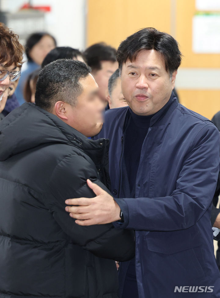 [서울=뉴시스] 김근수 기자 = 김용 전 더불어민주당 민주연구원 부원장이 30일 오후 서울 서초구 서울중앙지법에서 열린 민주당 불법 대선자금 의혹 선고 공판에 출석하고 있다. 2023.11.30. ks@newsis.com