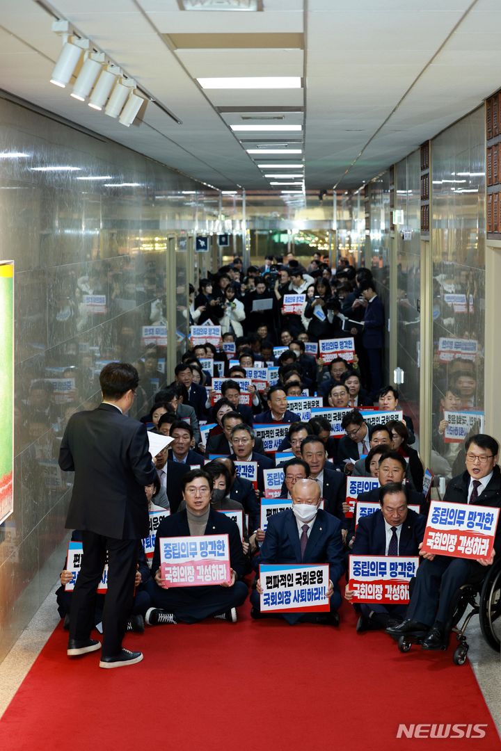 [서울=뉴시스] 고범준 기자 = 30일 오후 서울 여의도 국회의장실 앞에서 국민의힘 의원들이 본회의를 앞두고 더불어민주당의 이동관 방통위원장 탄핵안 상정과 관련 김진표 국회의장 규탄 구호를 외치고 있다. 2023.11.30. bjko@newsis.com