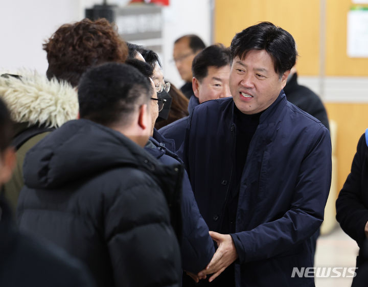 [서울=뉴시스] 김근수 기자 = 김용 전 더불어민주당 민주연구원 부원장이 30일 오후 서울 서초구 서울중앙지법에서 열린 민주당 불법 대선자금 의혹 선고 공판에 출석하고 있다. 2023.11.30. ks@newsis.com