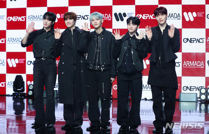 [서울=뉴시스] 김혜진 기자 = 그룹 원팩트가 30일 오후 서울 강남구 일지아트홀에서 열린 원팩트 첫 번째 미니 앨범 'Moment' 발매 기념 쇼케이스에서 포즈를 취하고 있다. 가수 겸 방송인 강남이 제작한 그룹 원팩트(ONE PACT)는 'one(원)'과 'impact(임팩트)'의 합성어로, '하나로 모여 큰 임팩트를 만들다'라는 의미를 담고 있다. Mnet '보이즈 플래닛', '고등래퍼 4' 등 서바이벌 오디션 프로그램을 통해 활약한 종우, 성민, 예담, 태그, 제이창이 팀을 이뤄 완벽한 임팩트를 보여줄 예정이다. 2023.11.30. jini@newsis.com
