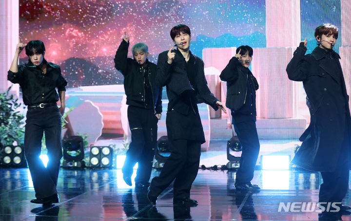 [서울=뉴시스] 김혜진 기자 = 그룹 원팩트가 30일 오후 서울 강남구 일지아트홀에서 열린 원팩트 첫 번째 미니 앨범 'Moment' 발매 기념 쇼케이스에서 무대를 선보이고 있다. 가수 겸 방송인 강남이 제작한 그룹 원팩트(ONE PACT)는 'one(원)'과 'impact(임팩트)'의 합성어로, '하나로 모여 큰 임팩트를 만들다'라는 의미를 담고 있다. Mnet '보이즈 플래닛', '고등래퍼 4' 등 서바이벌 오디션 프로그램을 통해 활약한 종우, 성민, 예담, 태그, 제이창이 팀을 이뤄 완벽한 임팩트를 보여줄 예정이다. 2023.11.30. jini@newsis.com