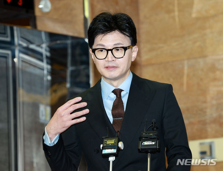 [서울=뉴시스] 고범준 기자 = 한동훈 법무부 장관이 이재명 더불어민주당 대표의 측근이 대장동 민간업자들에게 금품을 받은 혐의로 1심에서 실형을 선고받고 법정 구속되자 "대한민국은 공직자가 개발 사업 관련 거액의 뇌물과 불법자금을 받으면 감옥에 가야 하는 나라다"라고 밝혔다. 사진은 한 장관이 30일 오후 서울 여의도 국회 본관으로 들어서며 취재진 질문에 답변하고 있는 모습. 2023.11.30. bjko@newsis.com