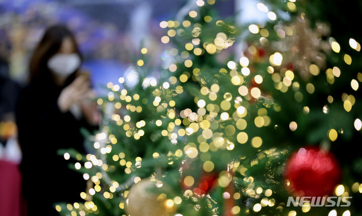 [대구=뉴시스] 이무열 기자 = 30일 대구 북구 엑스코에서 열린 ‘2023 대구 크리스마스 페어’를 찾은 한 시민이 다양한 크리스마스트리와 장식 소품을 살펴보고 있다. 2023.11.30. lmy@newsis.com