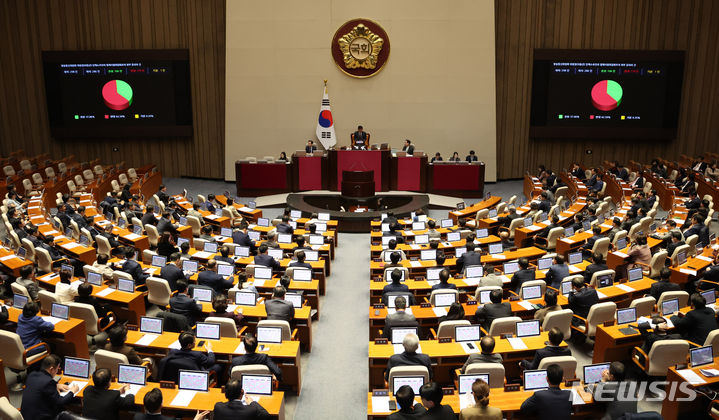 [서울=뉴시스] 추상철 기자 = 장동혁 국민의힘 의원이 30일 오후 서울 여의도 국회에서 열린 제410회국회(정기회) 제12차 본회의에서 '이동관 방송통신위원장에 대한 탄핵소추안의 법제사법위원회로의 회부 동의의 건'이 부결되고 있다. 2023.11.30. scchoo@newsis.com