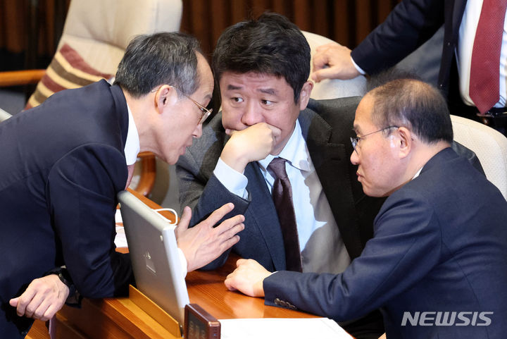[서울=뉴시스] 추상철 기자 = 추경호 경제부총리 겸 기획재정부 장관이 30일 오후 서울 여의도 국회에서 열린 제410회국회(정기회) 제12차 본회의에서 윤재옥 국민의힘 원내대표와 유의동 정책위의장과 대화하고 있다. 2023.11.30. scchoo@newsis.com