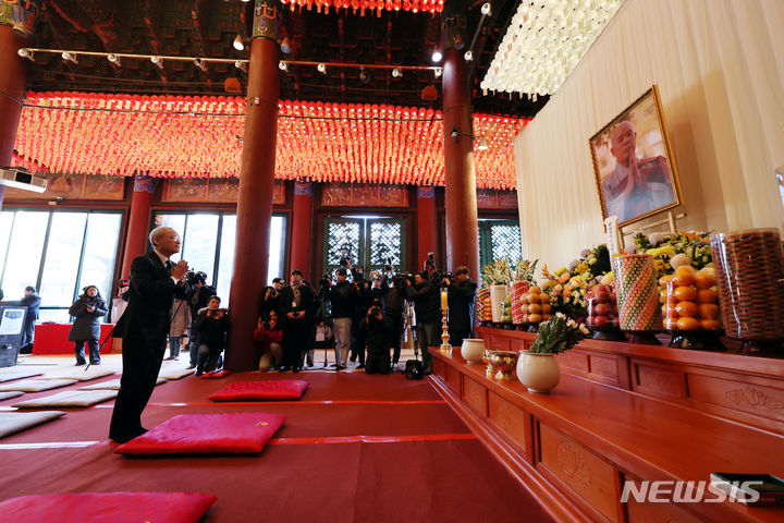 [서울=뉴시스] 박진희 기자 = 유인촌 문화체육관광부 장관이 30일 서울 종로구 조계사에 마련된 대한불교조계종 제33대·제34대 총무원장 해봉당 자승 대종사 빈소에서 조문하고 있다. 2023.11.30. pak7130@newsis.com