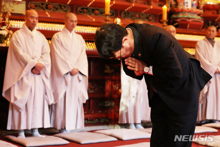 [서울=뉴시스] 박진희 기자 = 최응천 문화재청장이 30일 서울 종로구 조계사에 마련된 대한불교조계종 제33대·제34대 총무원장 해봉당 자승 대종사 빈소에서 조문하고 있다. 2023.11.30. pak7130@newsis.com