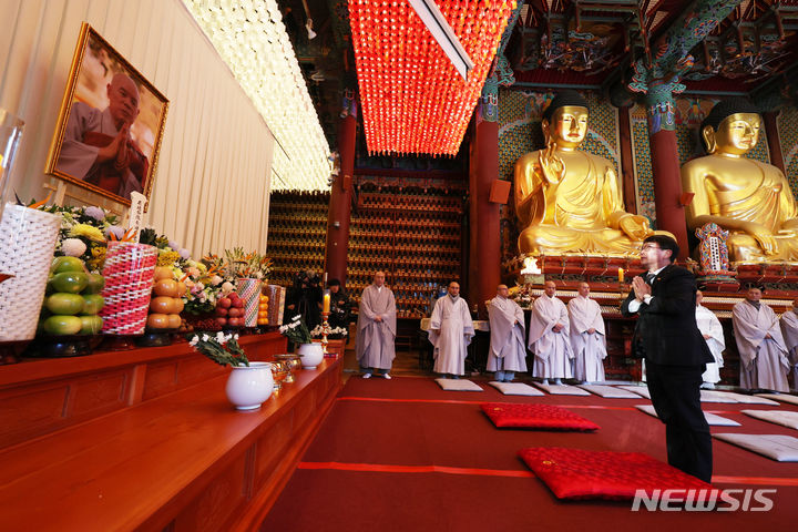 [서울=뉴시스] 박진희 기자 = 최응천 문화재청장이 30일 서울 종로구 조계사에 마련된 대한불교조계종 제33대·제34대 총무원장 해봉당 자승 대종사 빈소에서 조문하고 있다. 2023.11.30. pak7130@newsis.com