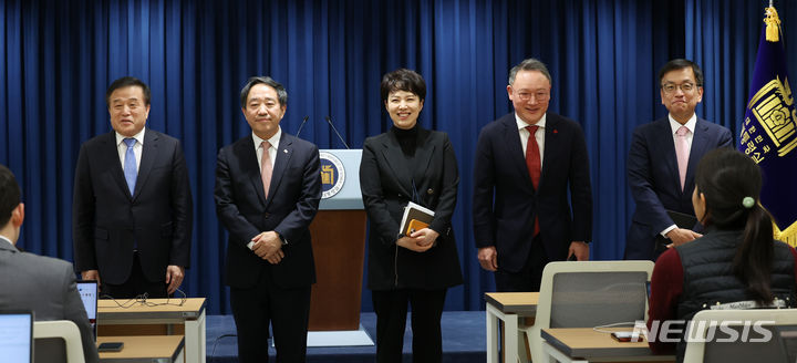 [서울=뉴시스] 조수정 기자 =지난 11월30일 당시 이진복 정무수석, 강승규 시민사회수석, 김은혜 홍보수석, 안상훈 사회수석, 최상목 경제수석이 대통령실 출입 기자들에 마지막 인사를 하고 있다. 이들 중 강승규 시민사회수석, 김은혜 홍보수석, 안상훈 사회수석은 내년 4월 총선 출마를 앞두고 있다. 2023.12.29 