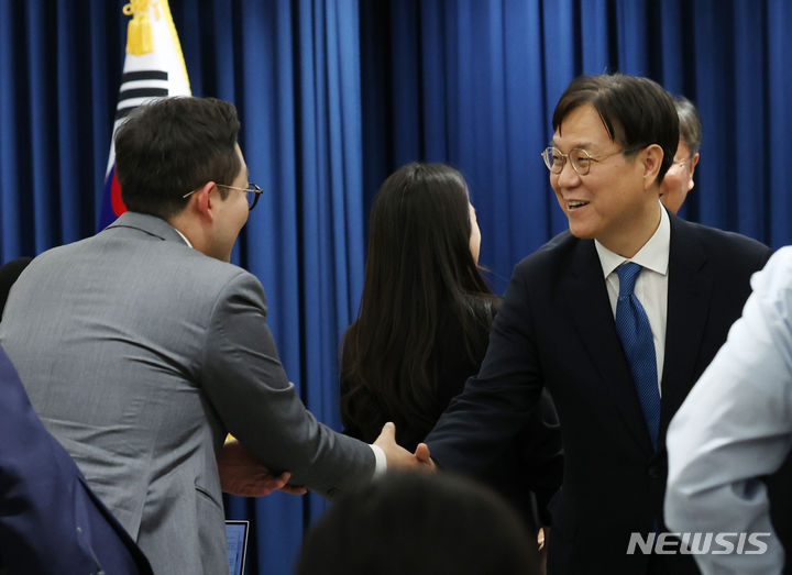 [서울=뉴시스] 조수정 기자 = 이관섭 신임 대통령실 정책실장이 30일 서울 용산 대통령실 청사에서 열린 김대기 비서실장의 인선 발표 브리핑이 끝난 뒤 기자들과 인사하고 있다. 2023.11.30. chocrystal@newsis.com