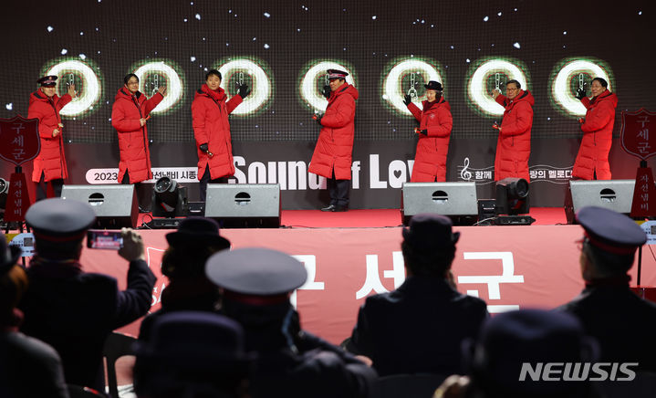 [서울=뉴시스] 김진아 기자 = 오세훈 서울시장이 30일 서울 종로구 광화문광장에서 열린 2023 구세군 자선냄비 시종식에서 장만희 구세군 사령관을 비롯한 참석자들과 모금을 알리는 타종 퍼포먼스를 하고 있다. 2023.11.30. bluesoda@newsis.com