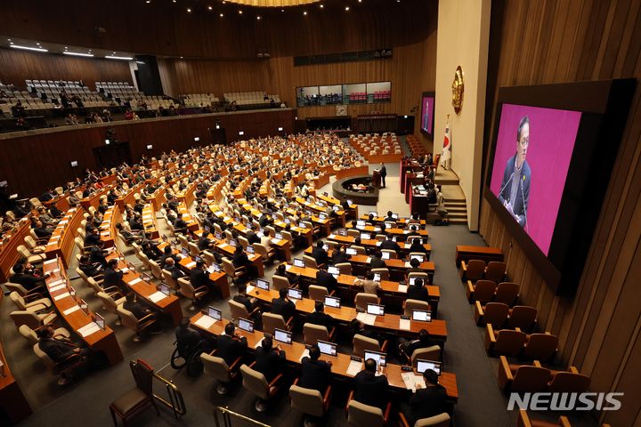 [서울=뉴시스] 조성봉 기자 = 박주민 더불어민주당 원내수석부대표가 30일 오후 서울 여의도 국회에서 열린 제410회국회(정기회) 제12차 본회의에서 의사진행 발언을 하고 있다. 2023.11.30. scchoo@newsis.com