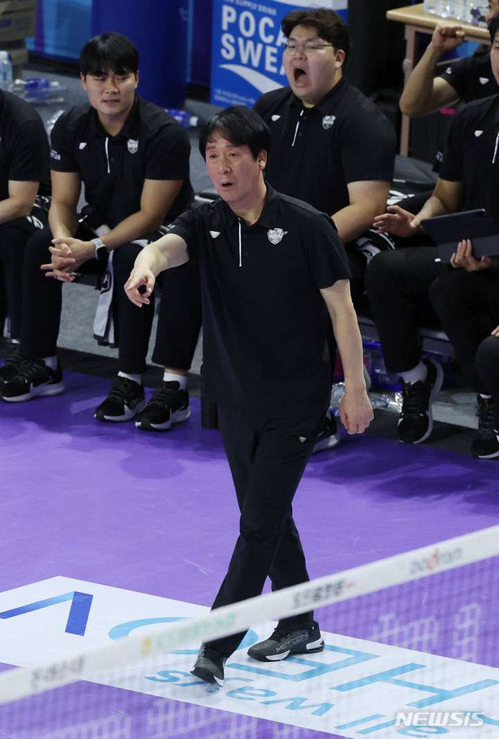 [인천=뉴시스] 고승민 기자 = 30일 인천계양체육관에서 열린 2023-2024 V-리그 남자부 2라운드 대한항공 대 우리카드 경기, 우리카드 신영철 감독이 작전지시를 하고 있다. 2023.11.30. kkssmm99@newsis.com