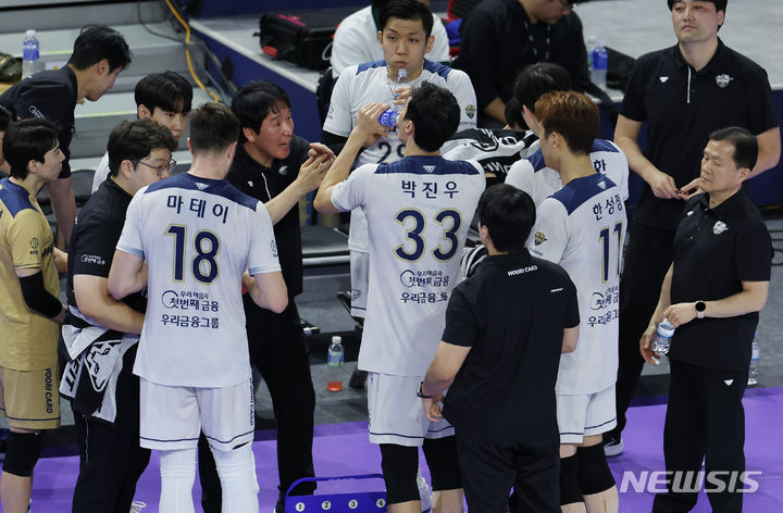[인천=뉴시스] 고승민 기자 = 30일 인천계양체육관에서 열린 2023-2024 V-리그 남자부 2라운드 대한항공 대 우리카드 경기, 우리카드 신영철 감독이 작전지시를 하고 있다. 2023.11.30. kkssmm99@newsis.com