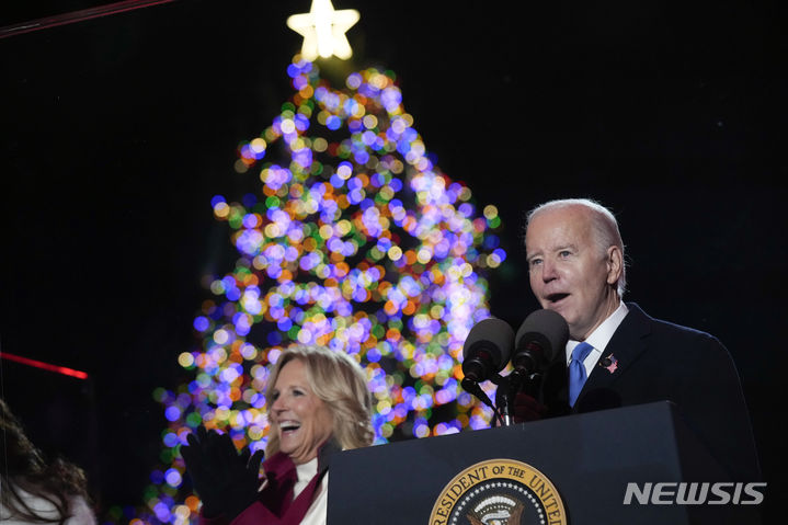 [워싱턴=AP/뉴시스] 조 바이든 미국 대통령이 지난달 30일(현지시각) 백악관 타원 잔디 광장 '엘립스'에서 내셔널 크리스마스트리에 점등한 후 부인 질 바이든 여사 옆에서 연설하고 있다. 2023.12.01.