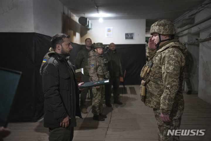 [쿠피얀스크=AP/뉴시스] 볼로디미르 젤렌스키(왼쪽) 우크라이나 대통령이 지난달 30일(현지시각) 하르키우주 쿠피얀스크 전선을 방문해 군인들을 표창하고 있다. 2023.12.01.