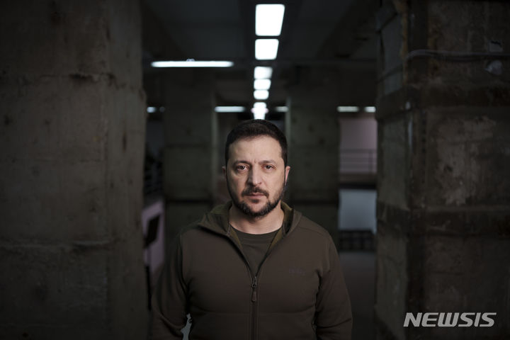 [하르키우=AP/뉴시스]볼로디미르 젤렌스키 우크라이나 대통령이 지난 30일 우크라이나 동부 하르키우에서 AP 통신과 단독 인터뷰를 가졌다. 그는 겨울을 맞아 전쟁이 새 단계에 접어들었으며 여름에 시작한 대반격전이 성공적이지 못했으나 "물러서지 않을 것"이라고 강조했다. 2023.12.02.