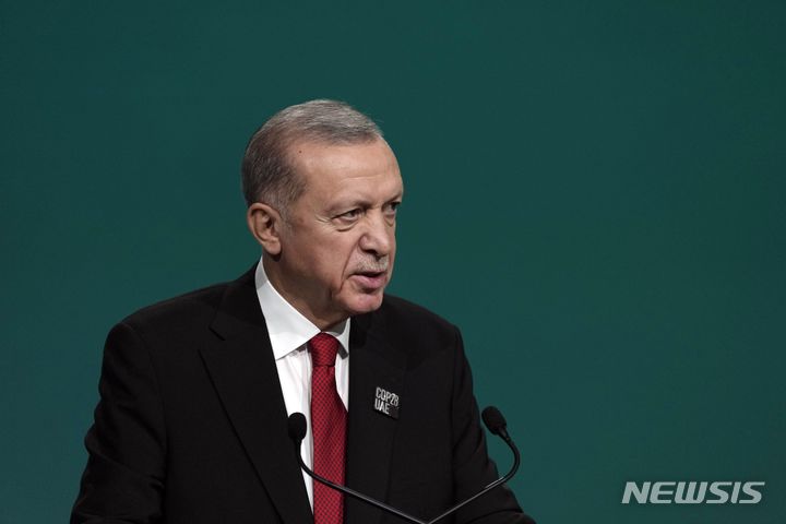 [두바이=AP/뉴시스]레제프 타이이프 에르도안 튀르키예 대통령이 지난 1일(현지시간) 아랍에미리트 두바이에서 열린 제28차 유엔기후변화협약 당사국총회(COP28) 정상회의 전체회의에서 연설하고 있다. 2023.12.06.