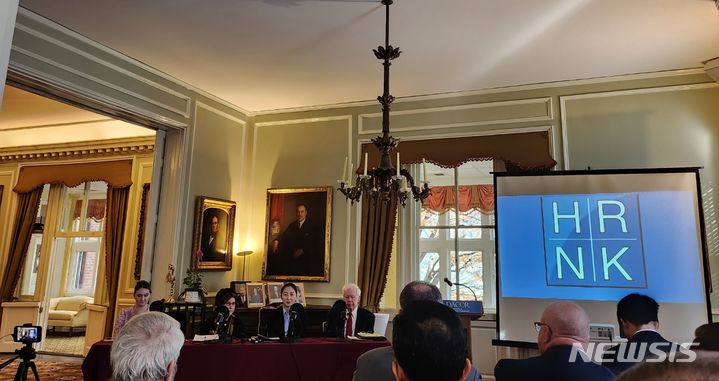 [워싱턴=뉴시스]이윤희 특파원 = 30일(현지시간) 미 워싱턴DC에서 북한인권위원회(HRNK)가 주최한 '한반도 자유·평화 통일 전략 수립' 세미나에서 로버트 킹(오른쪽부터) 전 북한인권특사, 김희은 아시아태평양전략센터 대표, 올리비아 에노스 허드슨연구소 선임연구위원, 로베타 코헨 HRNK 명예 공동의장이 토론하고 있다. 2023.12.01